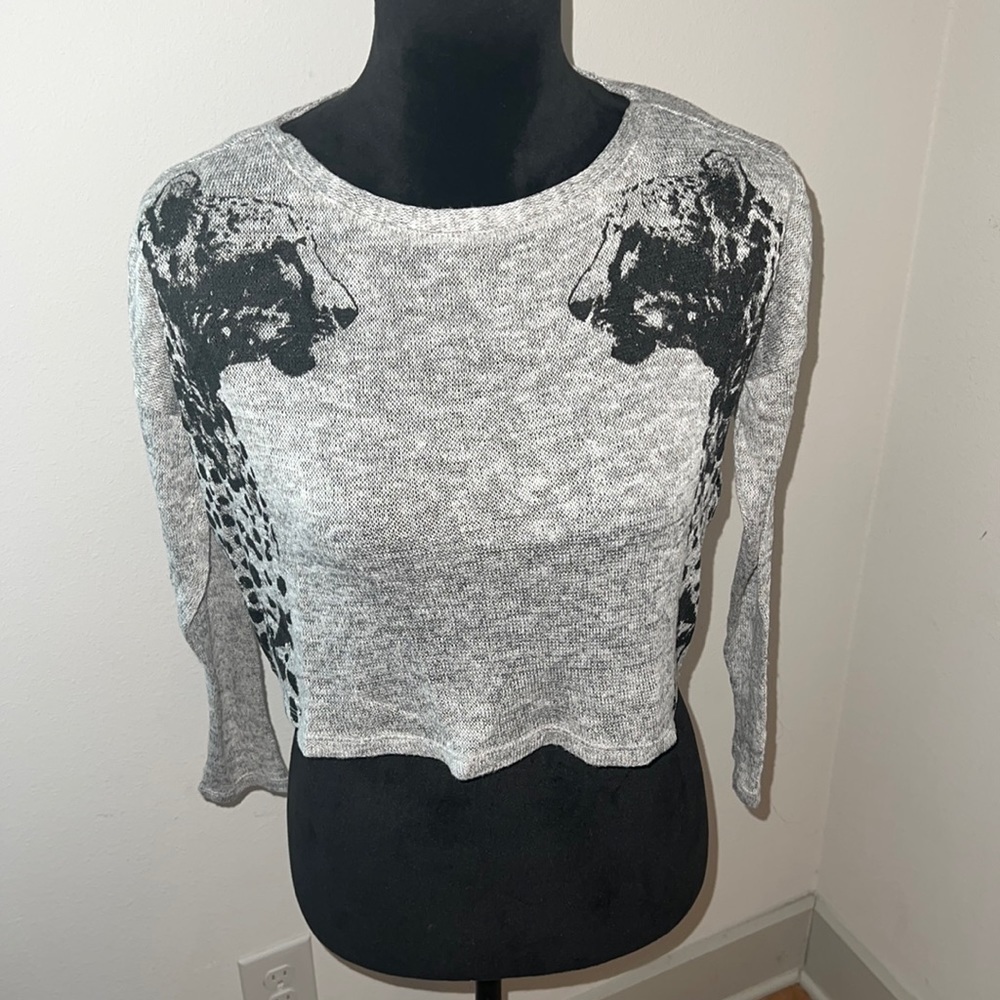 GB Gianni Bini gray cropped light sweater black panthers print Sz S